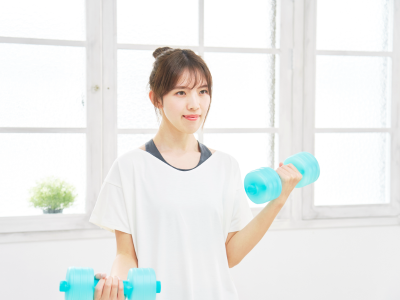 筋力アップを目指す女性